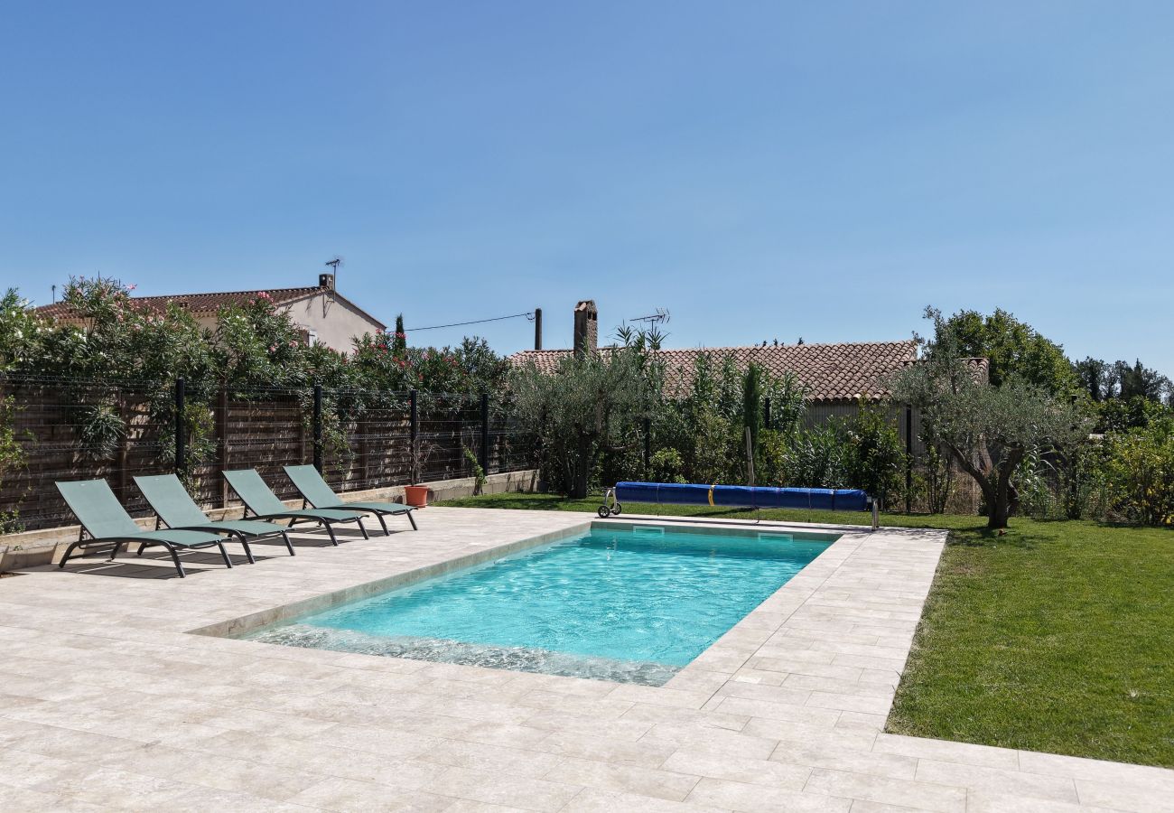 Family villa with secure pool, sleeps 8, Maussane-les-Alpilles