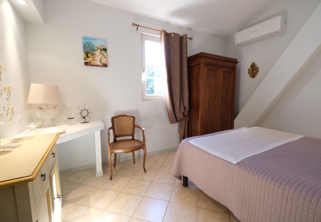 Villa in La Motte-d´Aigues - Air-co villa, Luberon views, heated pool, sleeps 8