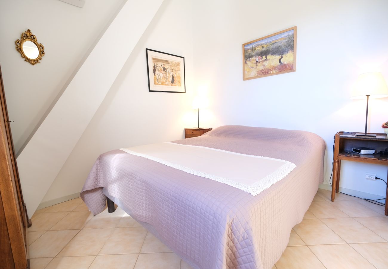 Air-conditioned villa, 4 bedrooms, heated pool, sleeps 8