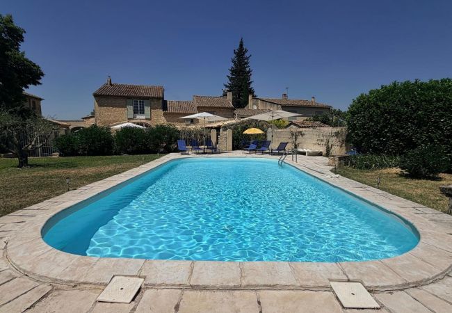 Villa in Mallemort - Provençal Mas, Pool, Luberon Views, Sleeps 10, Near Aix