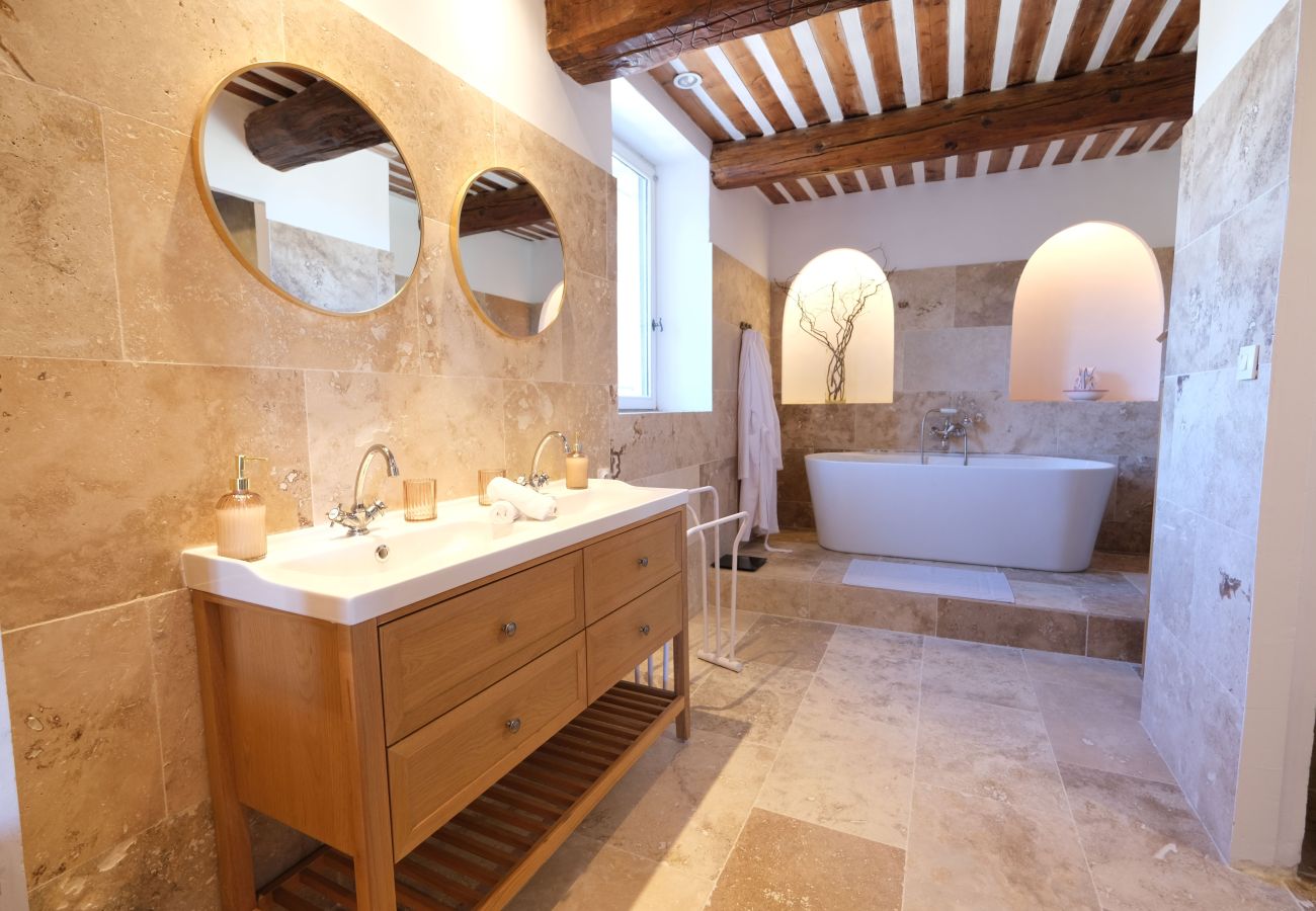 Villa in Mallemort - Provençal Mas, Pool, Luberon Views, Sleeps 10, Near Aix