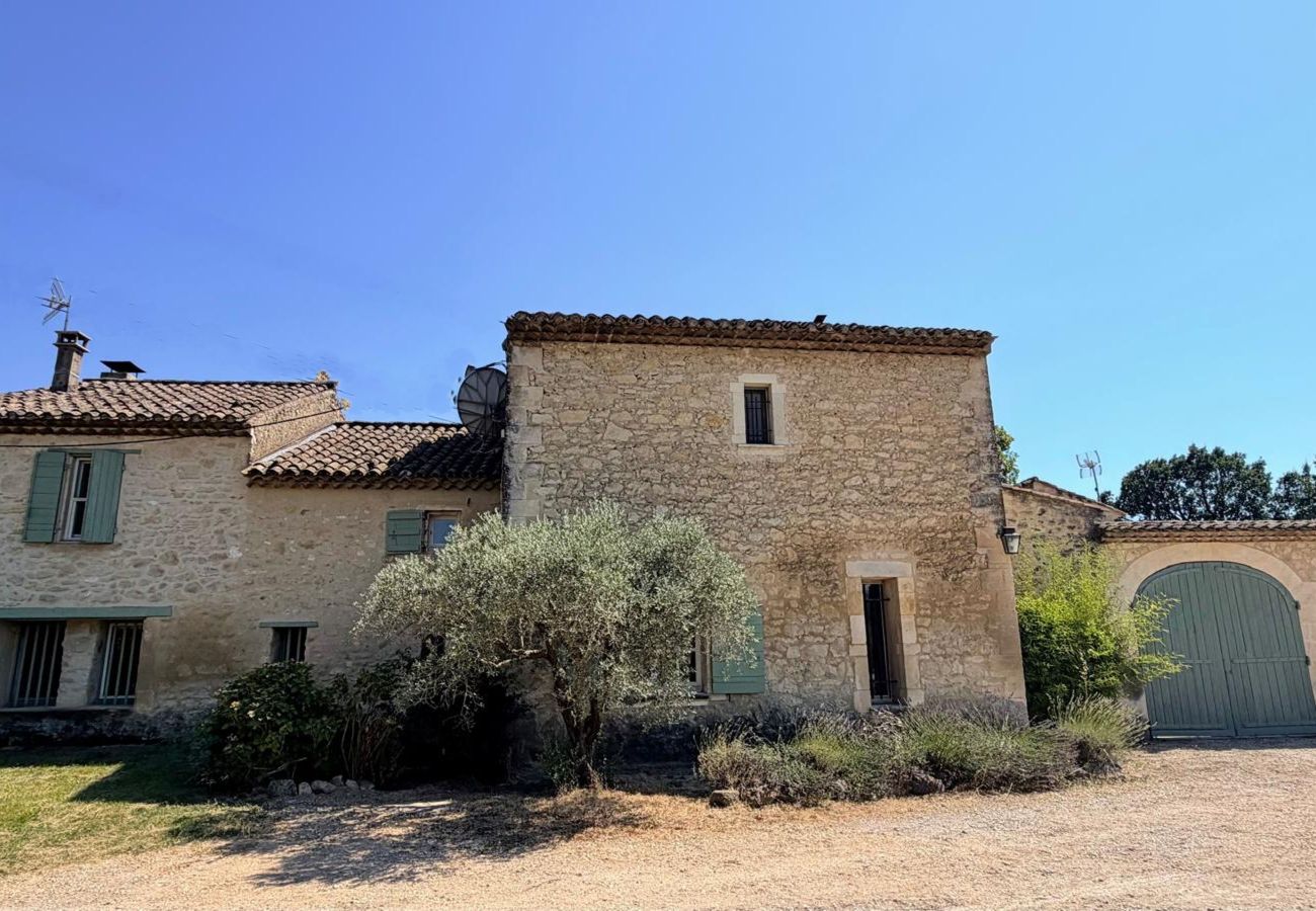 Villa in Mallemort - Provençal Mas, Pool, Luberon Views, Sleeps 10, Near Aix