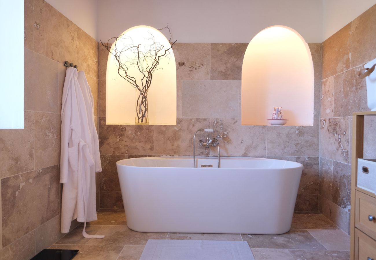 Provençal Mas, Pool, Garden, 5 Bedrooms, 4 Bathrooms close Aix