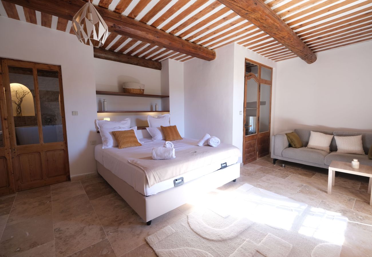 Villa in Mallemort - Provençal Mas, Pool, Luberon Views, Sleeps 10, Near Aix