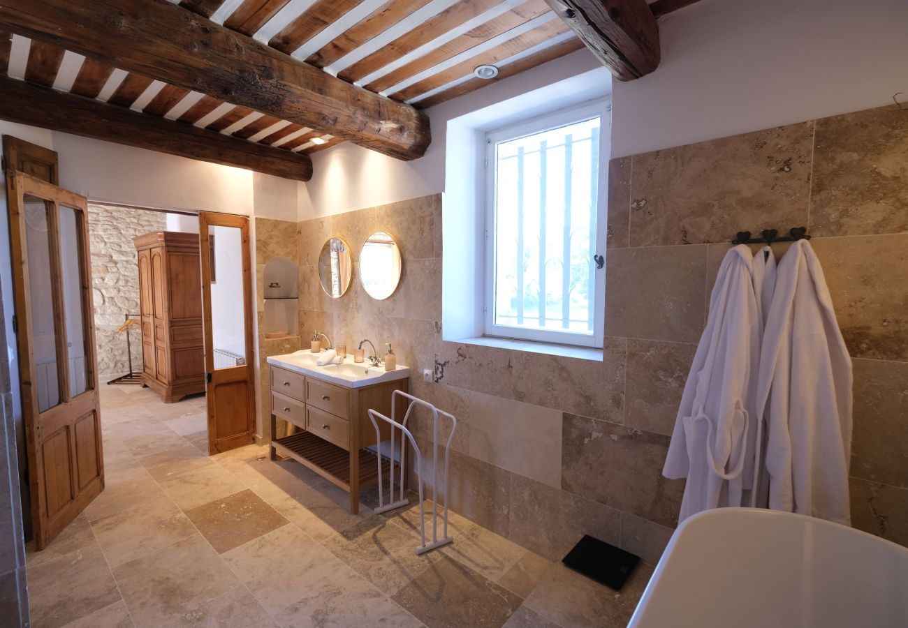 Villa in Mallemort - Provençal Mas, Pool, Luberon Views, Sleeps 10, Near Aix
