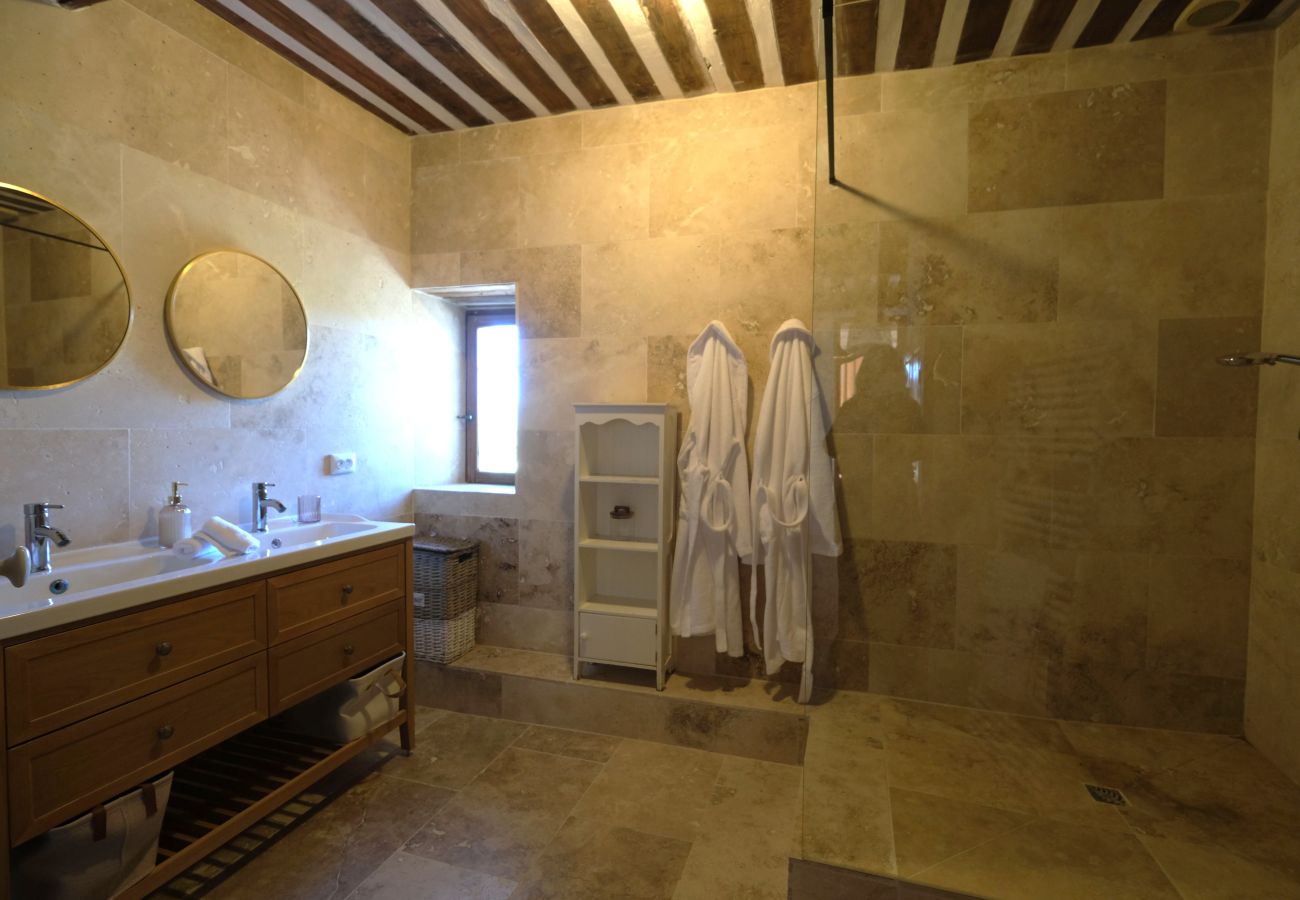 Villa in Mallemort - Provençal Mas, Pool, Luberon Views, Sleeps 10, Near Aix