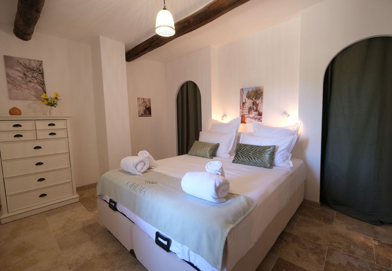 Villa in Mallemort - Provençal Mas, Pool, Luberon Views, Sleeps 10, Near Aix