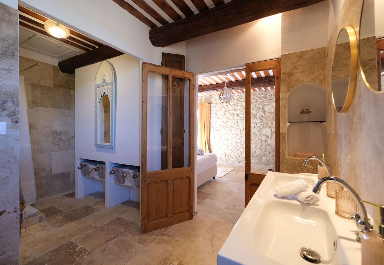 Villa in Mallemort - Provençal Mas, Pool, Luberon Views, Sleeps 10, Near Aix
