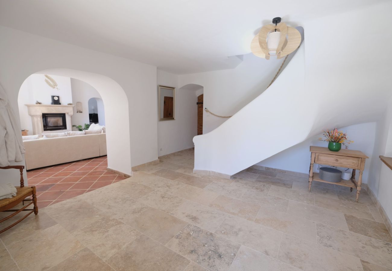 Villa in Mallemort - Provençal Mas, Pool, Luberon Views, Sleeps 10, Near Aix