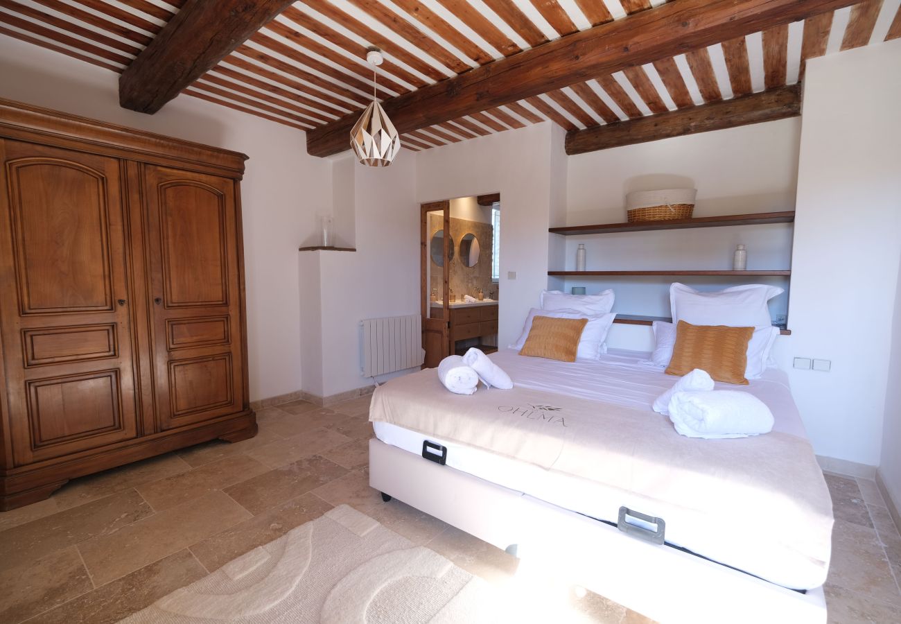 Villa in Mallemort - Provençal Mas, Pool, Luberon Views, Sleeps 10, Near Aix
