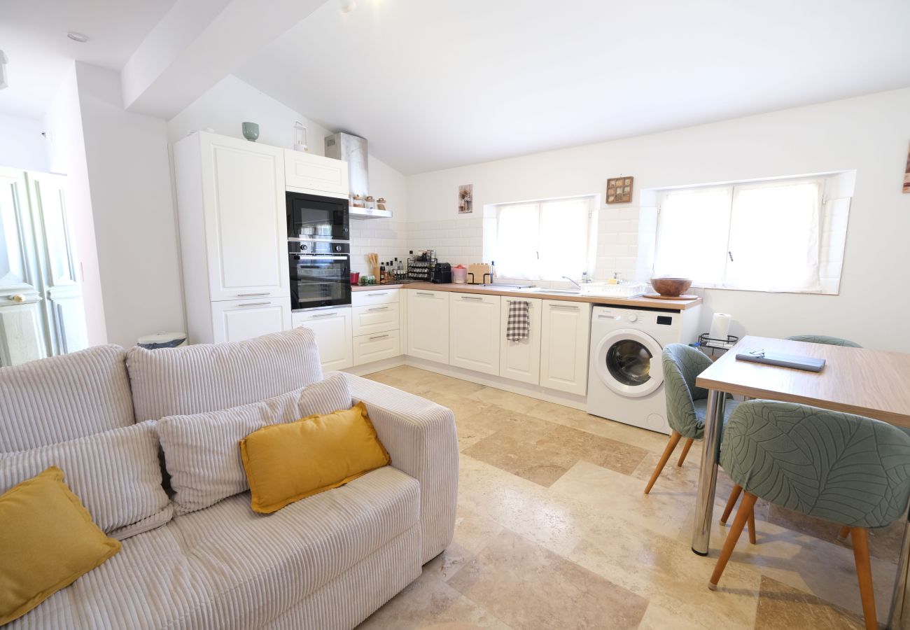 Villa in Mallemort - Provençal Mas, Pool, Luberon Views, Sleeps 10, Near Aix