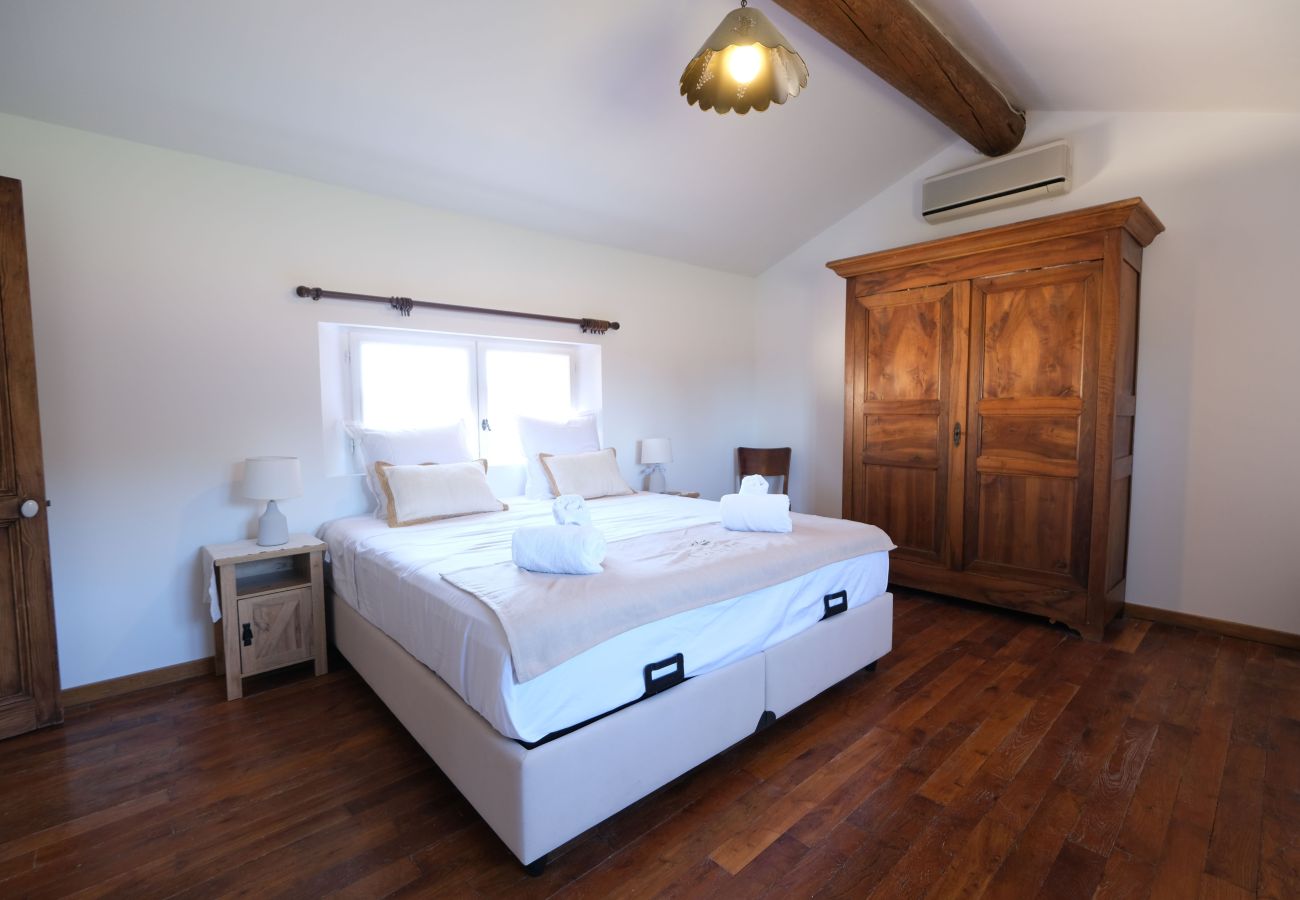 Villa in Mallemort - Provençal Mas, Pool, Luberon Views, Sleeps 10, Near Aix