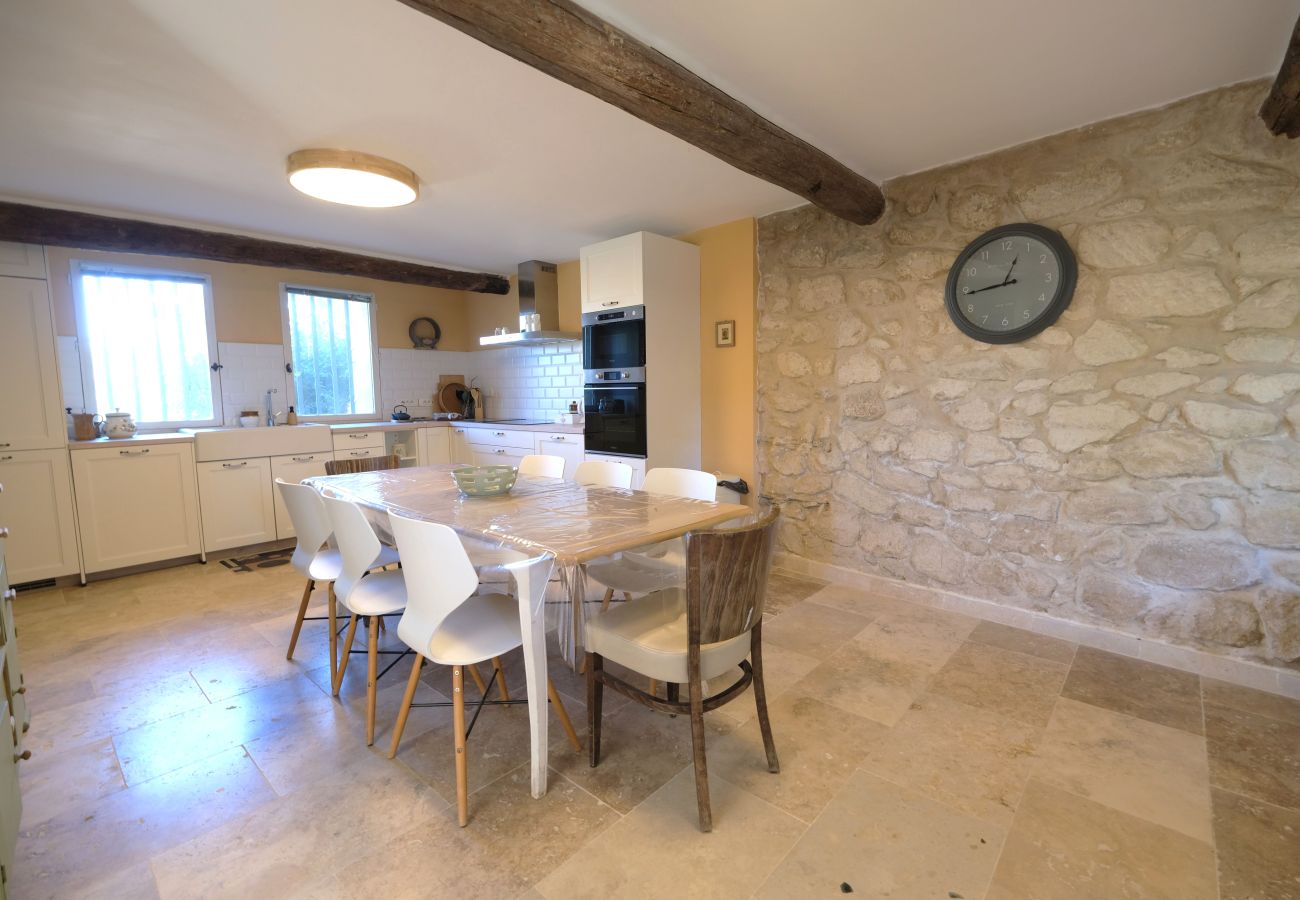 Villa in Mallemort - Provençal Mas, Pool, Luberon Views, Sleeps 10, Near Aix