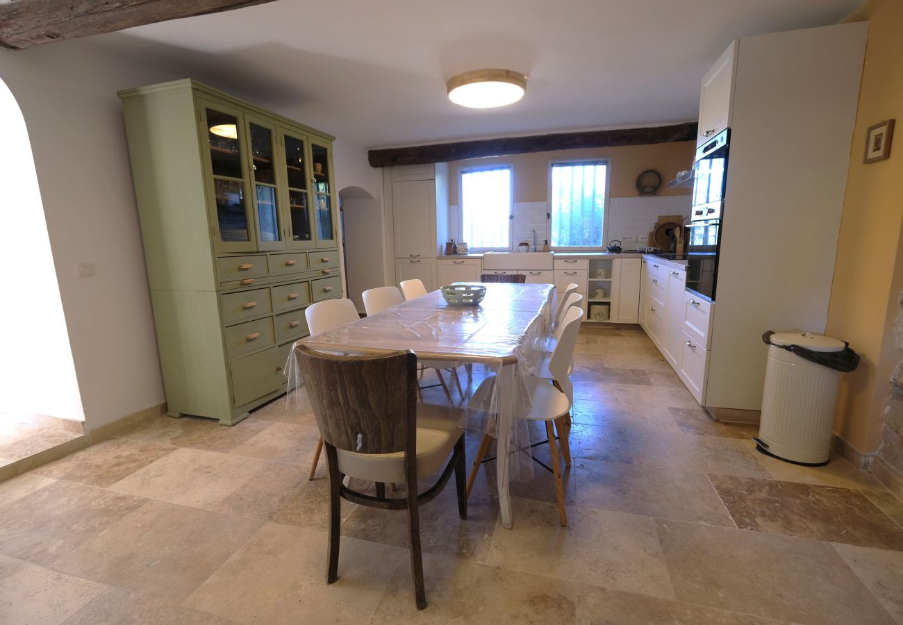 Villa in Mallemort - Provençal Mas, Pool, Luberon Views, Sleeps 10, Near Aix