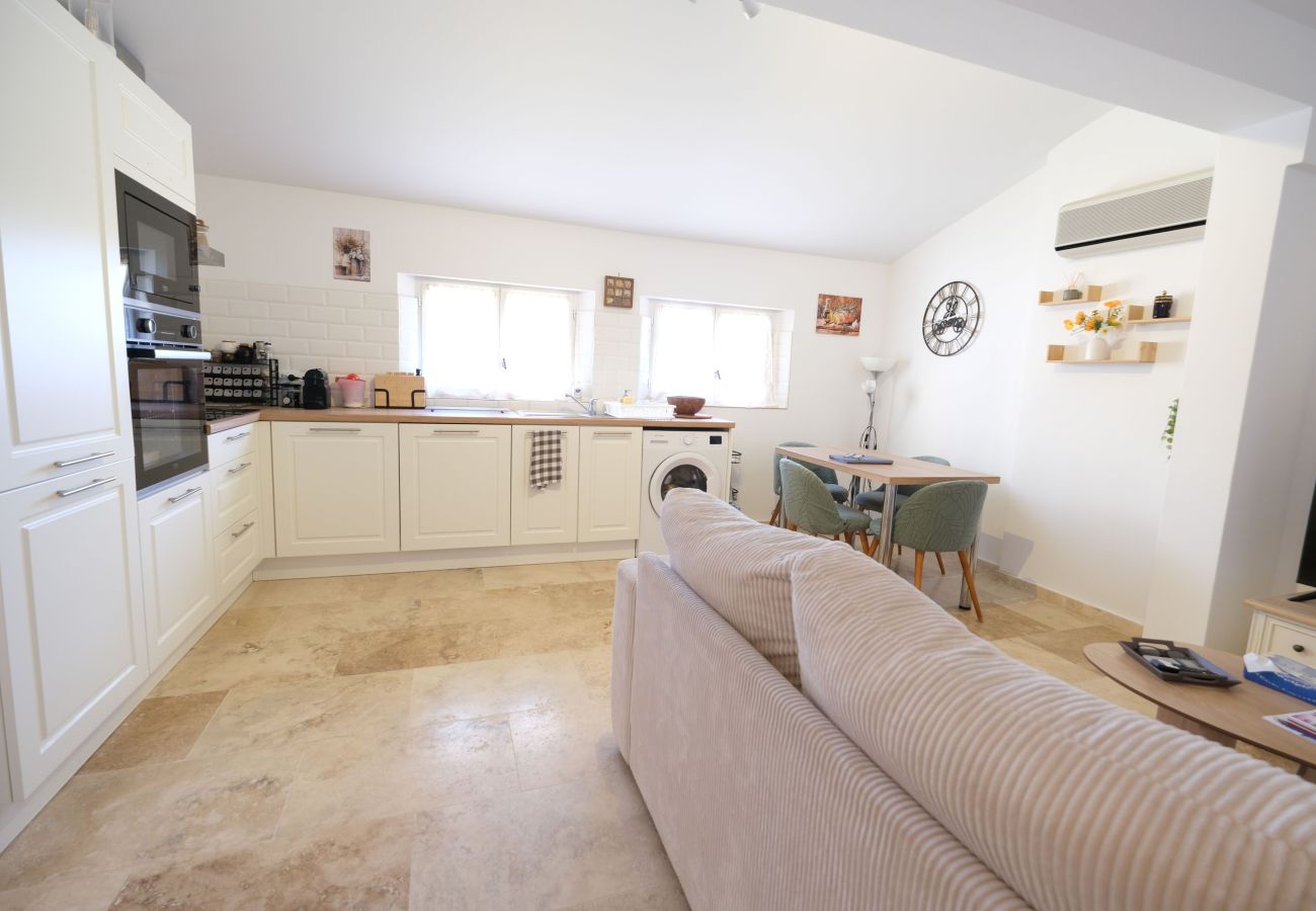Villa in Mallemort - Provençal Mas, Pool, Luberon Views, Sleeps 10, Near Aix
