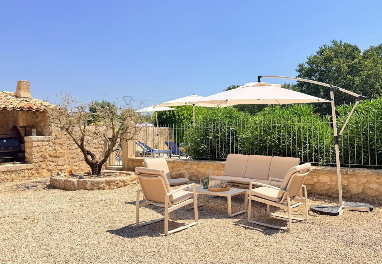 Villa in Mallemort - Provençal Mas, Pool, Luberon Views, Sleeps 10, Near Aix