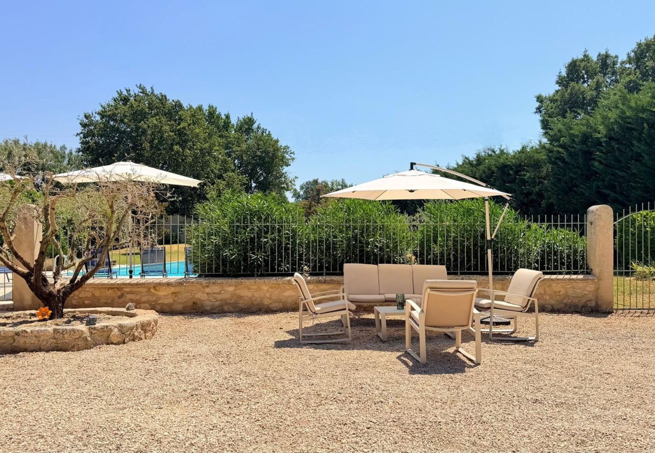 Villa in Mallemort - Provençal Mas, Pool, Luberon Views, Sleeps 10, Near Aix
