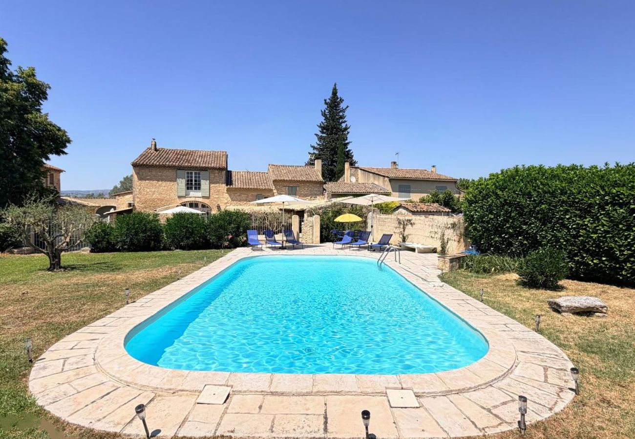 Villa in Mallemort - Provençal Mas, Pool, Luberon Views, Sleeps 10, Near Aix