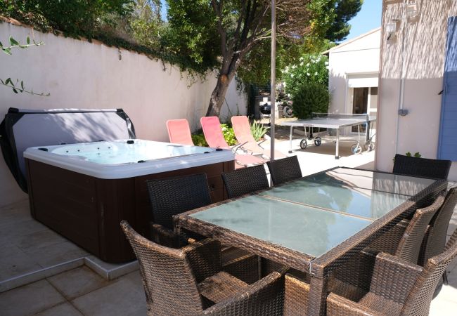 Villa à Aureille - Location vacances maison piscine AUREILLE LS2-287. Villa à Aureille - Location vacances maison piscine AUREILLE LS2-287.