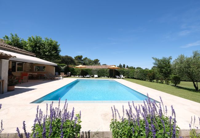 Villa à Orgon - Location vacances maison piscine Orgon LS1-117. Villa à Orgon - Location vacances maison piscine Orgon LS1-117.