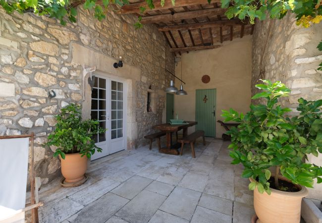 Villa à Orgon - Location vacances maison piscine Orgon LS1-117. Villa à Orgon - Location vacances maison piscine Orgon LS1-117.