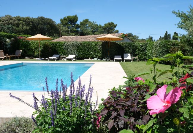 Villa à Orgon - Location vacances maison piscine Orgon LS1-117. Villa à Orgon - Location vacances maison piscine Orgon LS1-117.