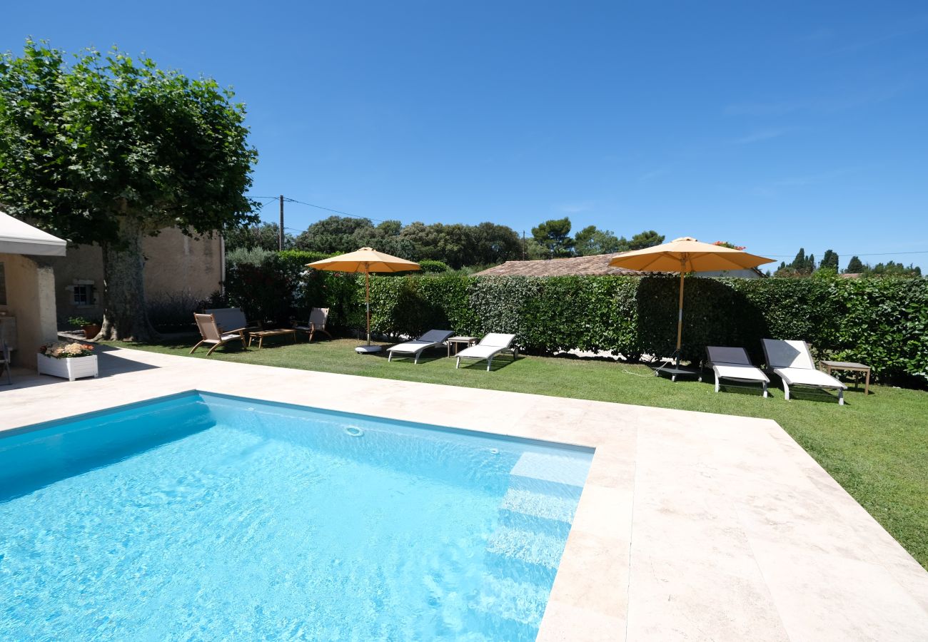 Mas provençal avec piscine, 2 chambres, 2 salles de bains et terrasse