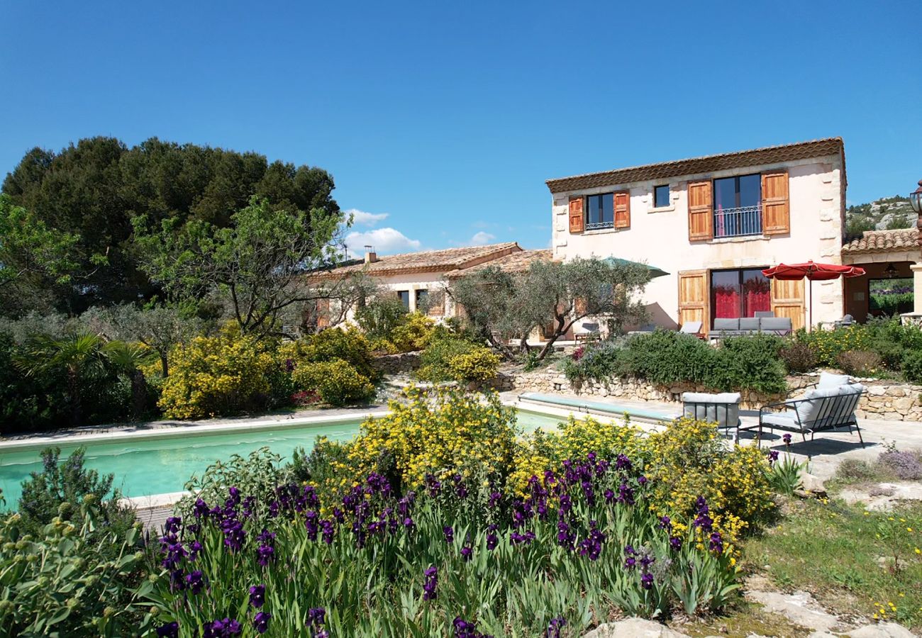 Location vacances mouries maison avec piscine à louer pour 10 personnes 