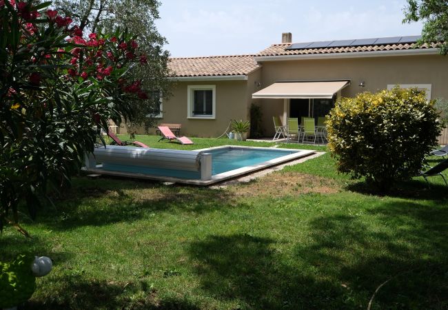 Maison à Taillades - Location vacances maison piscine TAILLADES LS2-317. Maison à Taillades - Location vacances maison piscine TAILLADES LS2-317.