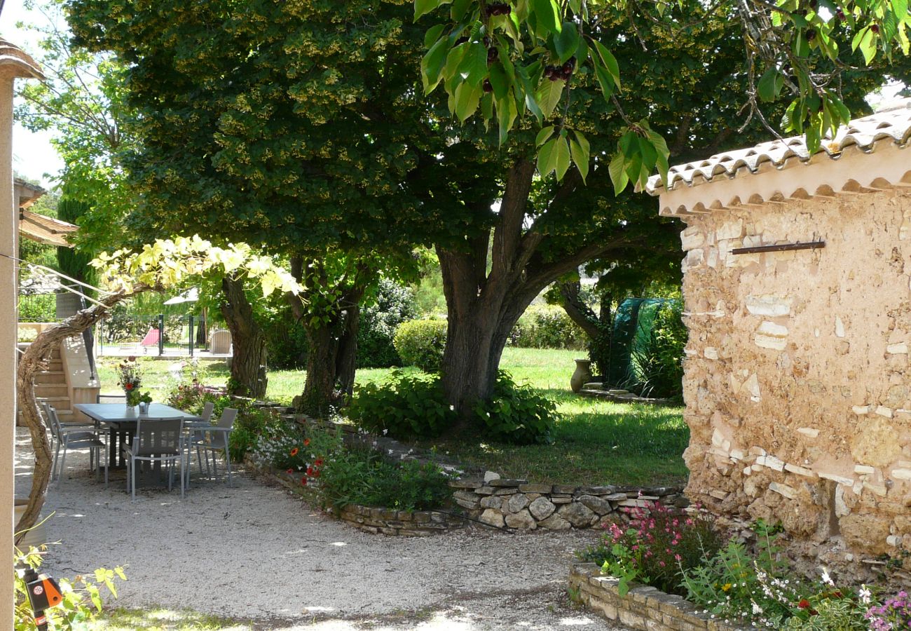 Location vacances VENELLES mas provençal à louer jardin
