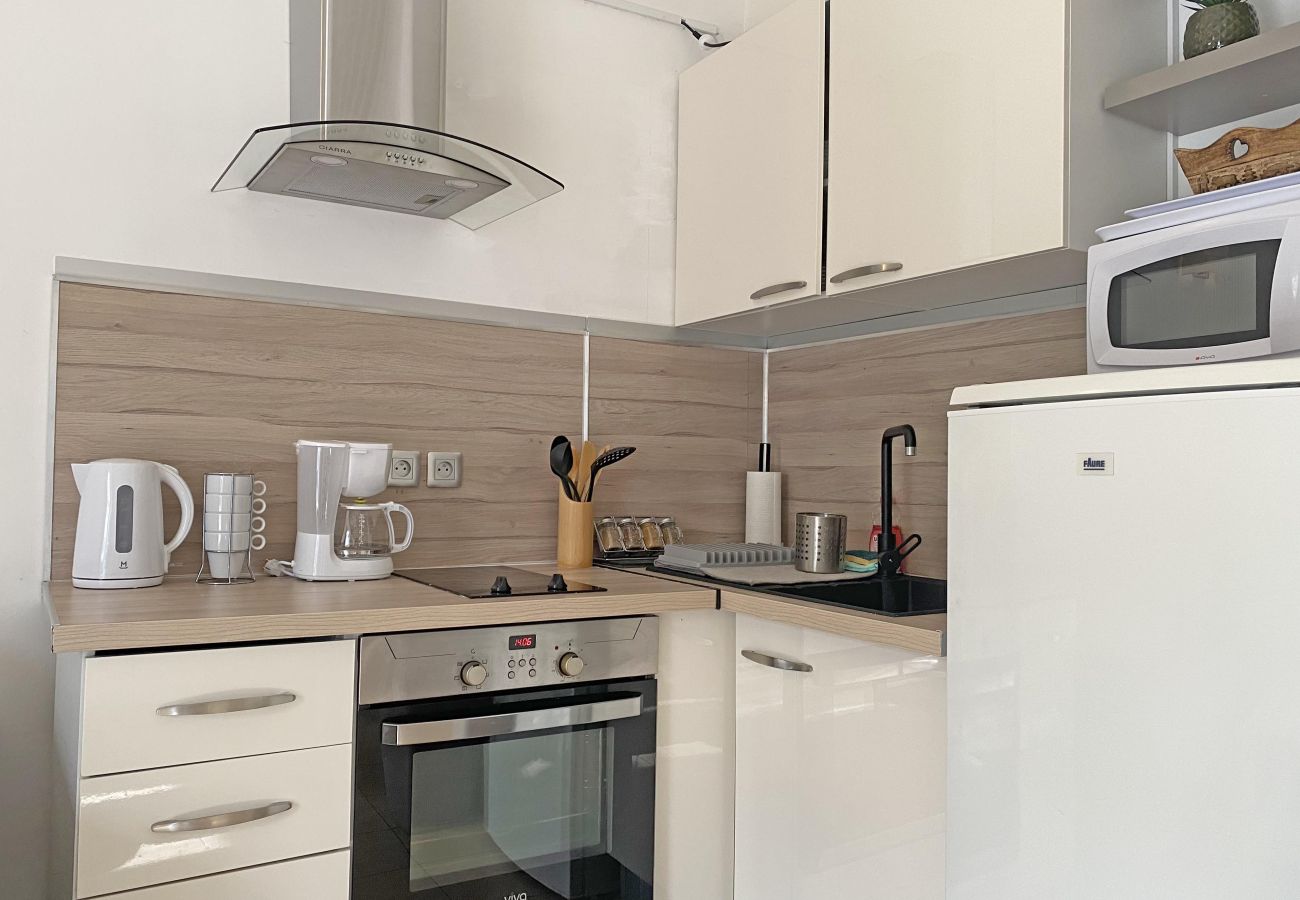 Location vacances MOURIÈS gîte a louer 6 personnes cuisine