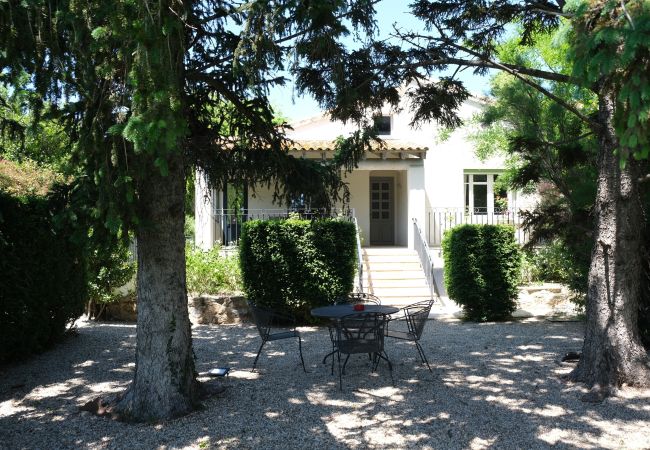 Villa à Arles - Location vacances maison piscine MOULES LS3-388. Villa à Arles - Location vacances maison piscine MOULES LS3-388.