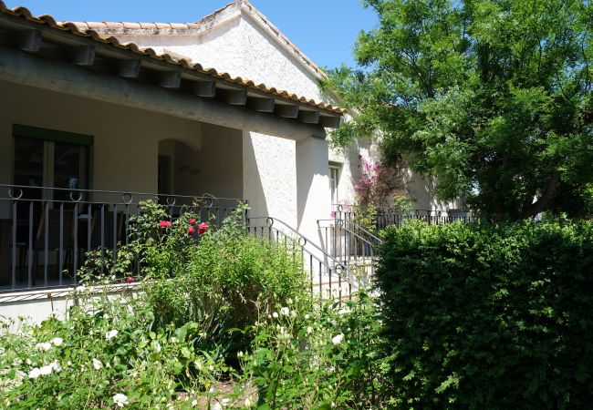 Villa à Arles - Location vacances maison piscine MOULES LS3-388. Villa à Arles - Location vacances maison piscine MOULES LS3-388.