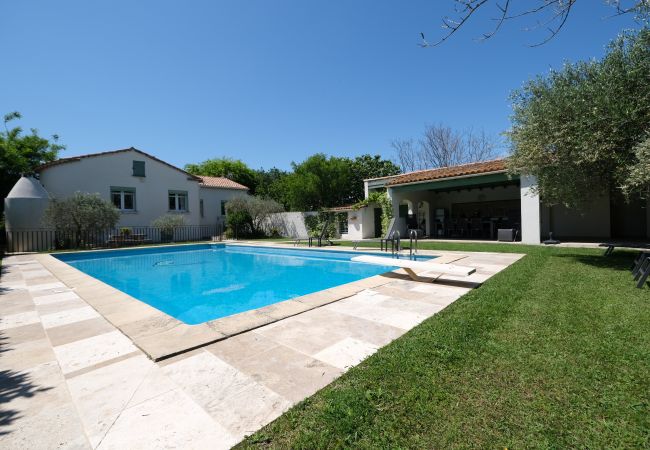 Villa à Arles - Location vacances maison piscine MOULES LS3-388. Villa à Arles - Location vacances maison piscine MOULES LS3-388.