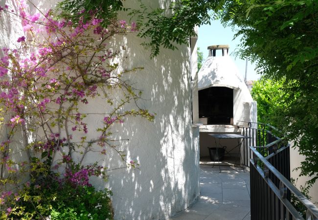 Villa à Arles - Location vacances maison piscine MOULES LS3-388. Villa à Arles - Location vacances maison piscine MOULES LS3-388.