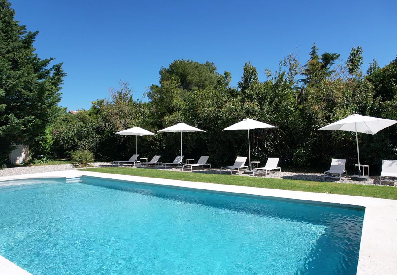 Location vacances LAGNES mas a louer LAGNES piscine
