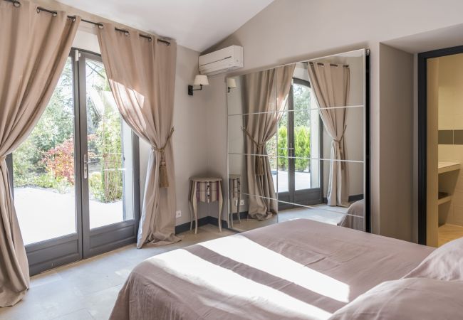 Villa à Lourmarin - Location vacances maison piscine LOURMARIN LS2-385. Villa à Lourmarin - Location vacances maison piscine LOURMARIN LS2-385.