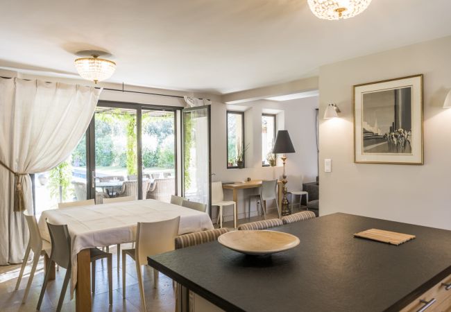 Villa à Lourmarin - Location vacances maison piscine LOURMARIN LS2-385. Villa à Lourmarin - Location vacances maison piscine LOURMARIN LS2-385.