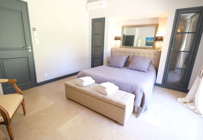 Villa à Lourmarin - Location vacances maison piscine LOURMARIN LS2-385. Villa à Lourmarin - Location vacances maison piscine LOURMARIN LS2-385.