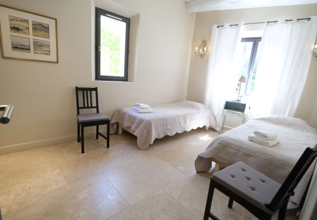 Villa à Lourmarin - Location vacances maison piscine LOURMARIN LS2-385. Villa à Lourmarin - Location vacances maison piscine LOURMARIN LS2-385.