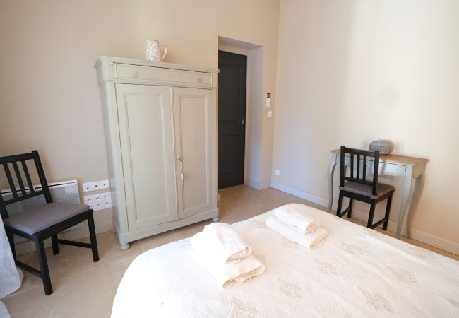 Villa à Lourmarin - Location vacances maison piscine LOURMARIN LS2-385. Villa à Lourmarin - Location vacances maison piscine LOURMARIN LS2-385.
