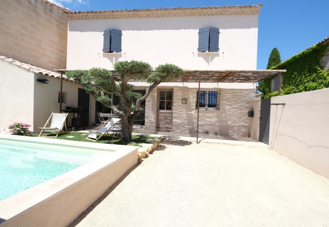 Villa à Aureille -  Location vacances maison piscine AUREILLE LS1-386. Villa à Aureille -  Location vacances maison piscine AUREILLE LS1-386.
