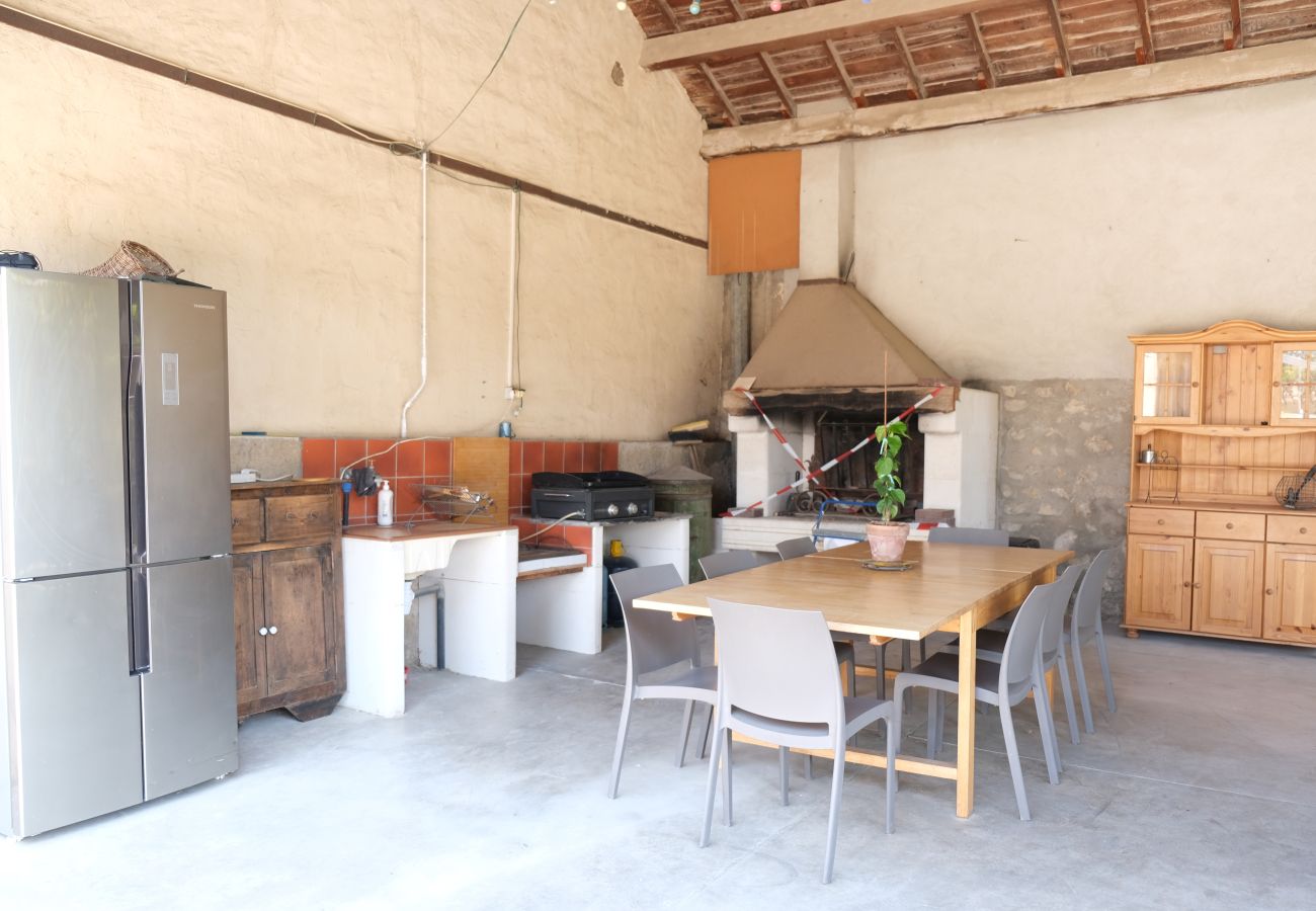 Location vacances MOURIÈS maison a louer cuisine