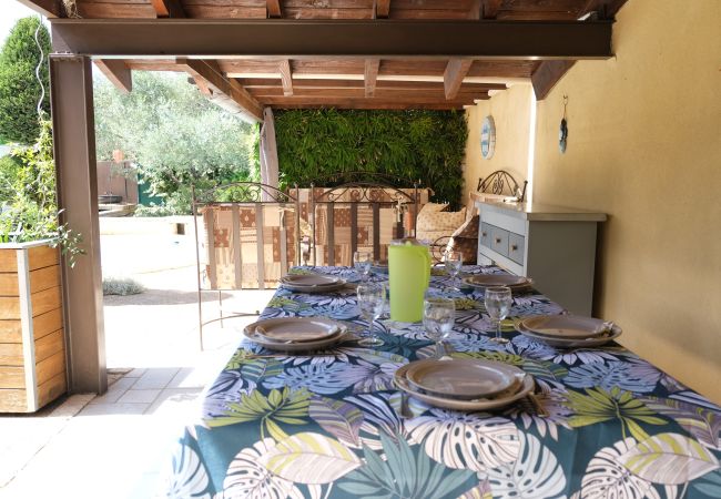 Villa à Maubec - Location vacances maison piscine MAUBEC LS2-126. Villa à Maubec - Location vacances maison piscine MAUBEC LS2-126.