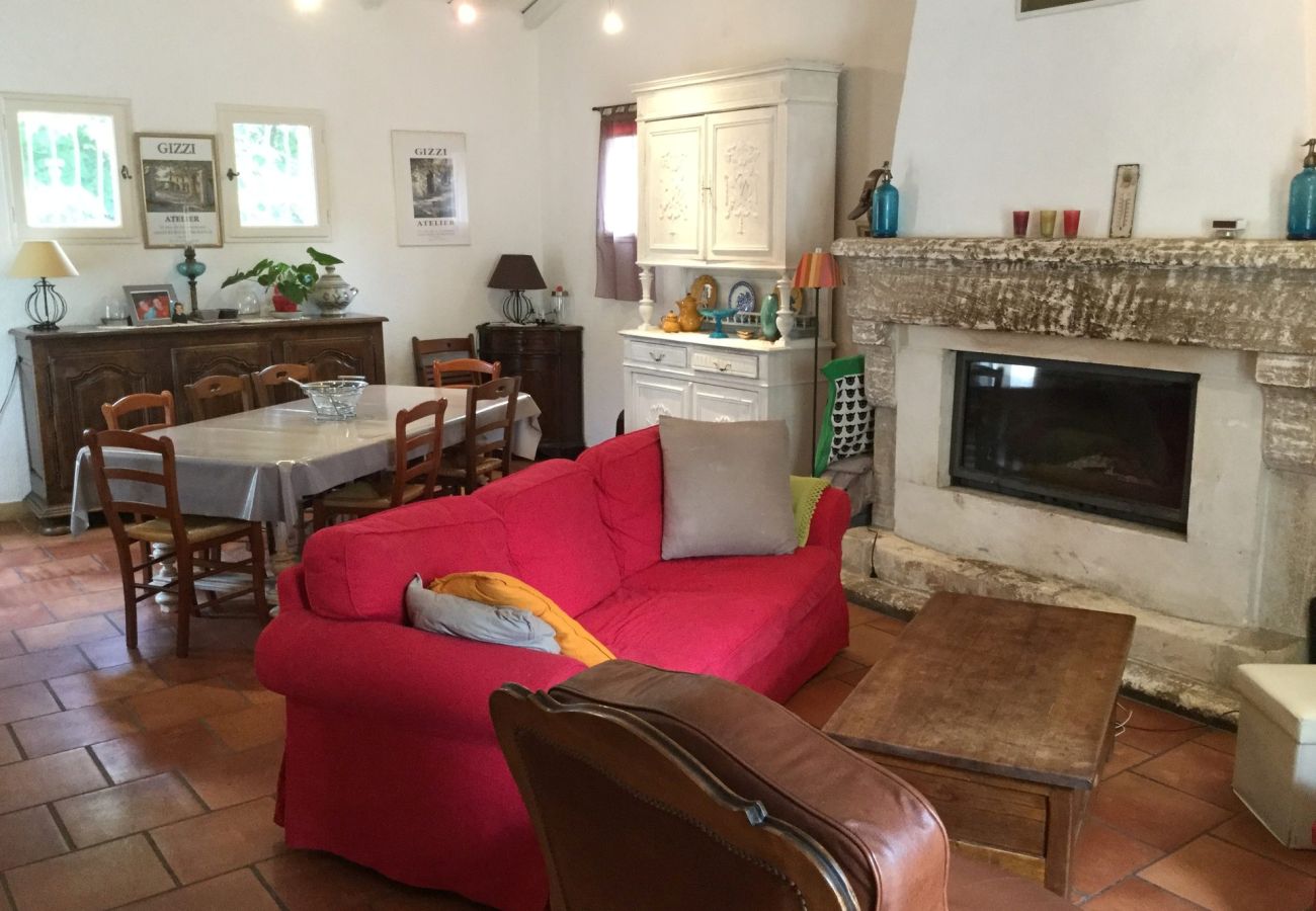 Location vacances MOURIÈS maison à louer salon