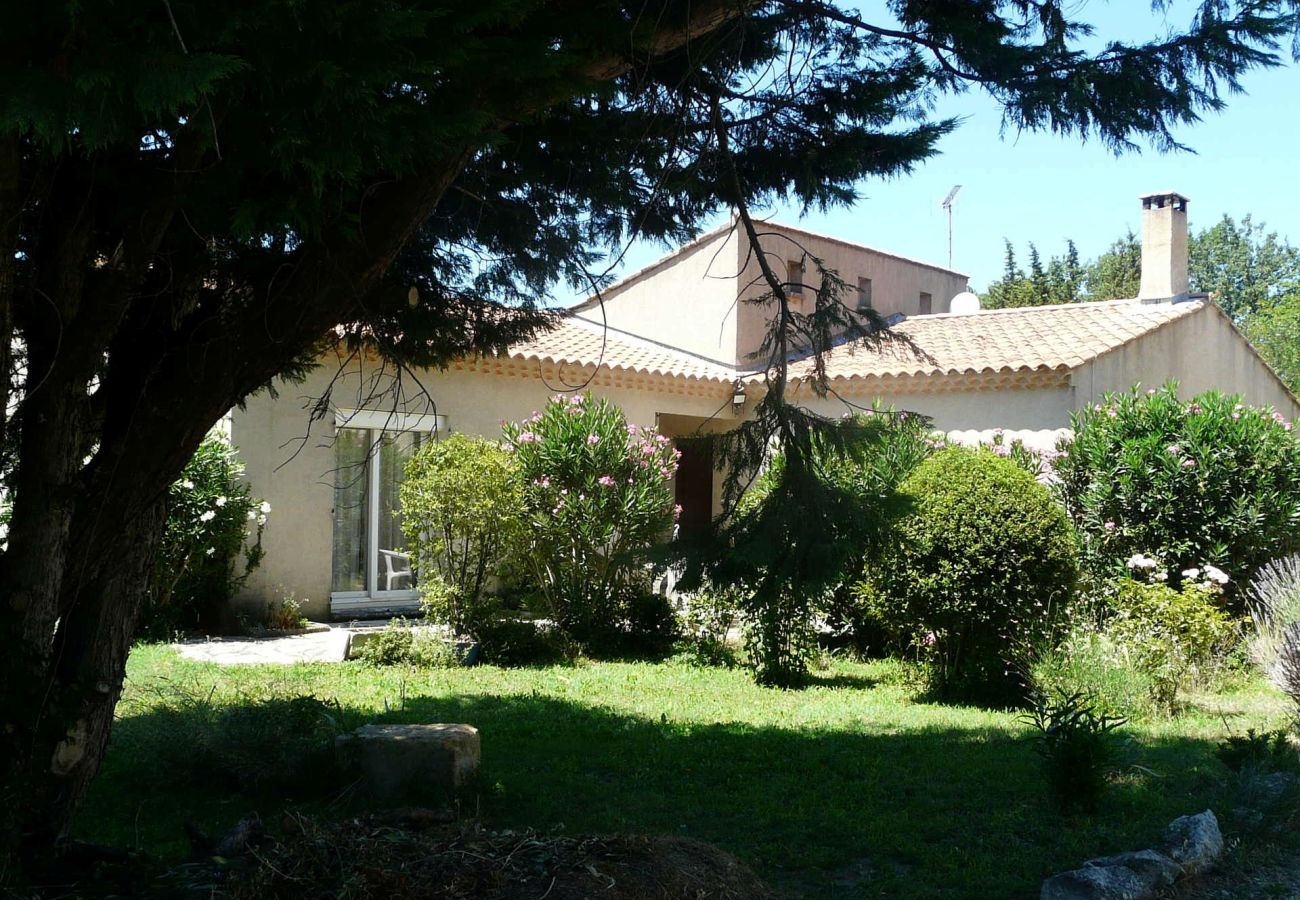 Location vacances MOURIÈS maison à louer avec jardin