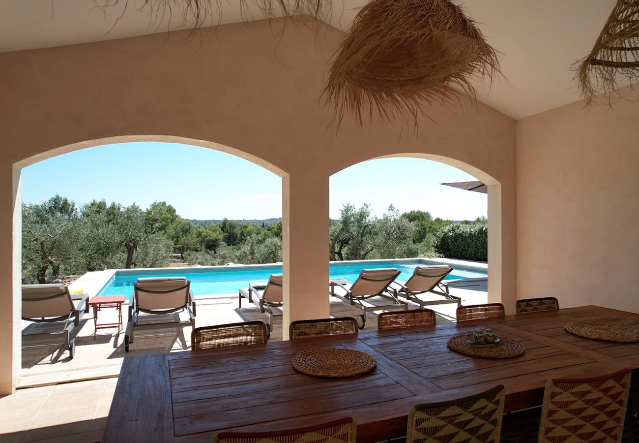 Location vacances mouries villa luxe piscine à louer vue Alpilles 