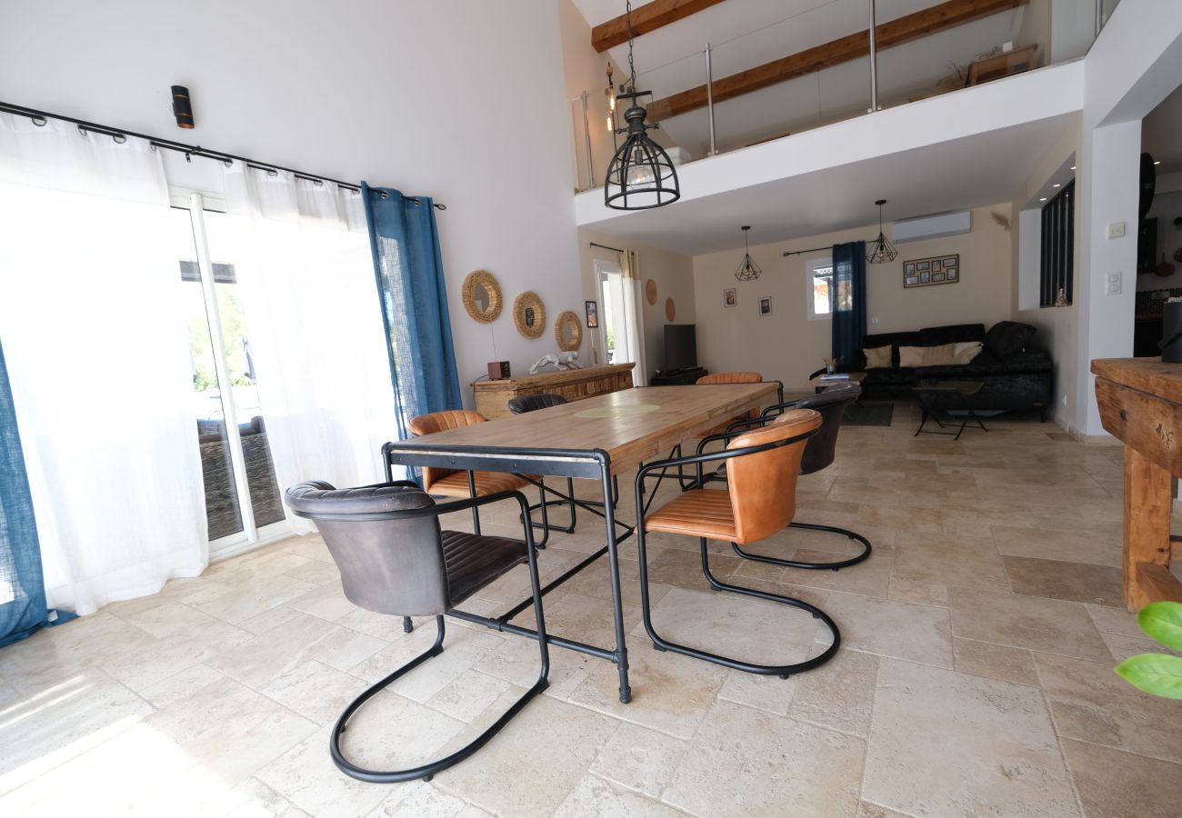 Location vacances SAINT CANNAT villa avec piscine à louer salon