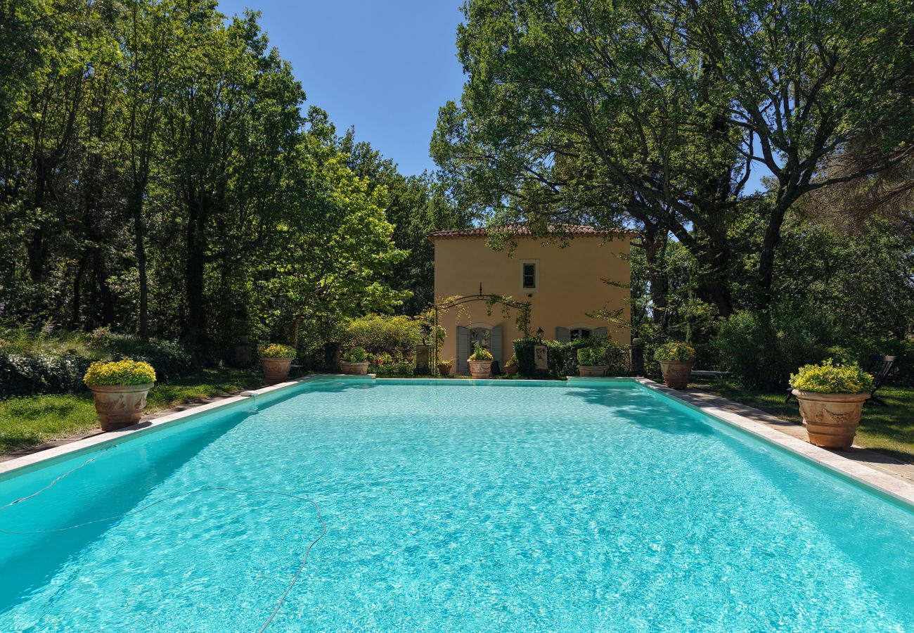 Location vacances  Aix-en-Provence Vue Ste-Victoire piscine 12x8