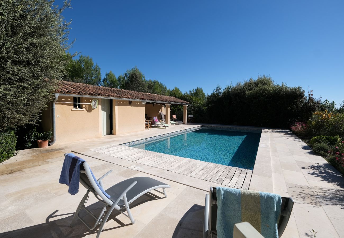 Villa climatisée, piscine chauffée de 10 x 5 m, 8 personnes, vue sur le Luberon